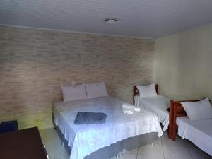 a bedroom with two beds in a room at Hospedagem Cantinho Da Vitoria in Abraão