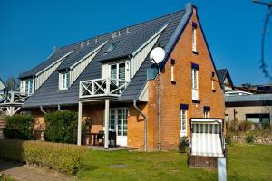 韦斯特兰Hapimag Resort Dünenblick的大型砖屋,屋顶 ⁇ 