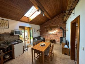 Kuchyň nebo kuchyňský kout v ubytování Kamenny apartman