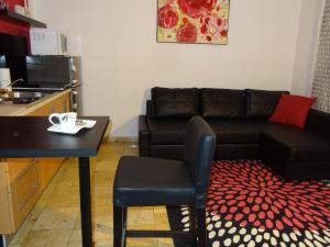 sala de estar con mesa y sofá en Apartamenty Polna, en Kalisz