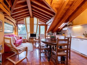 una cucina e un soggiorno con tavolo e sedie di Chalet Chez Les Roset by Interhome a Baulen Altre 23 foto