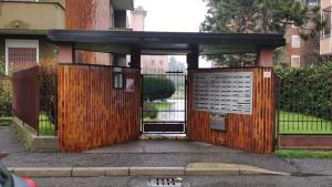 ein Tor zu einem Gebäude mit einem Schild darauf in der Unterkunft Bnbook Monolocale Beatrice Rho Fiera in Rho