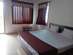 Savanur Deluxe Lodge客房内的一张或多张床位