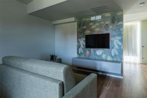 TV a/nebo společenská místnost v ubytování Villa Lucrezia - Appartamenti vista Langhe -