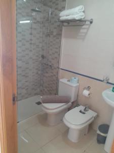 Un baño con inodoro, ducha y lavabo. en Edifico Orbiplaya, en Torrevieja