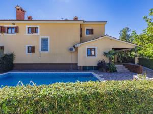 dom z basenem przed nim w obiekcie Holiday Home Jakov by Interhome w mieście Žminj