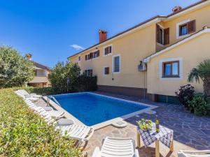 Basen w obiekcie Holiday Home Jakov by Interhome lub w pobliżu