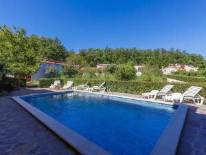 Basen w obiekcie Holiday Home Jakov by Interhome lub w pobliżu