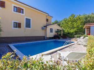 Basen w obiekcie Holiday Home Jakov by Interhome lub w pobliżu