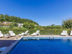 Basen w obiekcie Holiday Home Jakov by Interhome lub w pobliżu