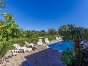 Basen w obiekcie Holiday Home Jakov by Interhome lub w pobliżu