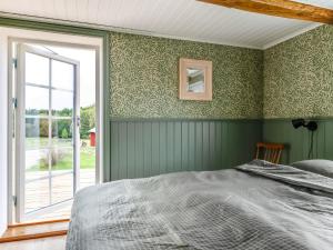 Postel nebo postele na pokoji v ubytování Holiday Home Blistorp by Interhome