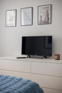 Televízia a/alebo spoločenská miestnosť v ubytovaní Royal Wilanów 2-bedroom Apartment