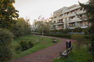 Vonkajšia záhrada v ubytovaní Royal Wilanów 2-bedroom Apartment