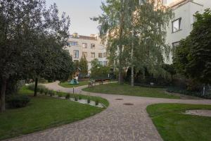 Vonkajšia záhrada v ubytovaní Royal Wilanów 2-bedroom Apartment