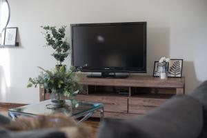 Televízia a/alebo spoločenská miestnosť v ubytovaní Royal Wilanów 2-bedroom Apartment
