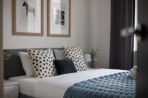 Posteľ alebo postele v izbe v ubytovaní Royal Wilanów 2-bedroom Apartment