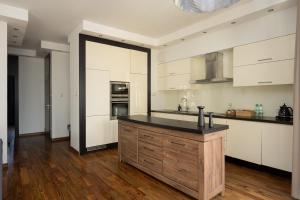 Kuchyňa alebo kuchynka v ubytovaní Royal Wilanów 2-bedroom Apartment