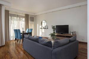 Televízia a/alebo spoločenská miestnosť v ubytovaní Royal Wilanów 2-bedroom Apartment