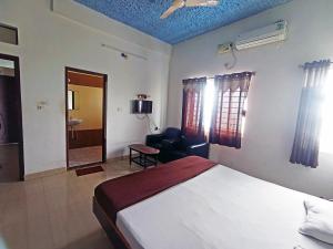 Savanur Deluxe Lodge客房内的一张或多张床位