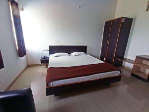 Savanur Deluxe Lodge客房内的一张或多张床位