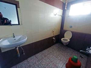 Savanur Deluxe Lodge的一间浴室