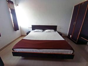 Savanur Deluxe Lodge客房内的一张或多张床位