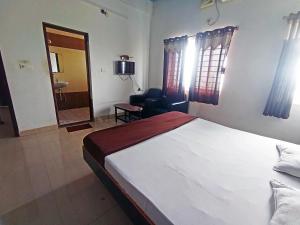 Savanur Deluxe Lodge客房内的一张或多张床位