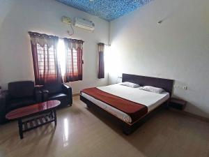 Savanur Deluxe Lodge客房内的一张或多张床位