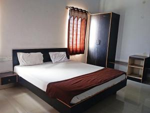 Savanur Deluxe Lodge客房内的一张或多张床位