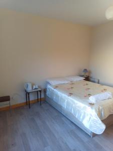 a bedroom with two beds and a small table at Le Senarmont in Saint-Mihiel
