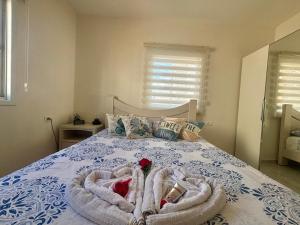 Beachfront Studio, fully equipped客房内的一张或多张床位
