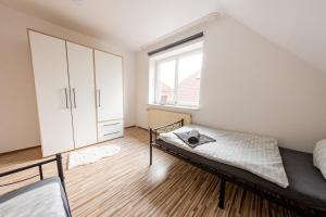 une chambre avec un lit et une fenêtre dans l'établissement Großzügiges Wohlfühlhaus zwischen Stadt & Meer, à Hinte