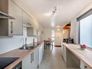 Kuchyň nebo kuchyňský kout v ubytování 2 Bed in Saltash 95643