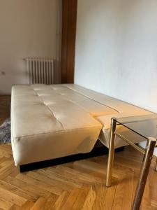 ベオグラードにあるMonia Dream Apartment - Belgrade Lake & Fairのガラスのテーブルのある部屋に置かれたベッド +29枚の写真