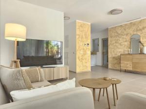 ein Wohnzimmer mit einer weißen Couch und einem Tisch in der Unterkunft Crystal Luxury Holidays, El Palm Mar in Tenerife South in Palm-mar