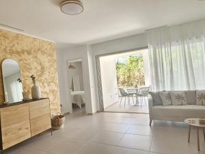 ein Wohnzimmer mit einer Couch und einem Spiegel in der Unterkunft Crystal Luxury Holidays, El Palm Mar in Tenerife South in Palm-mar