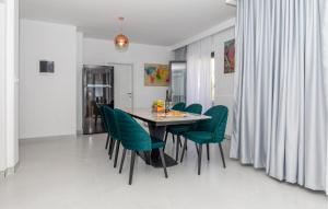 a dining room with a table and green chairs at Lovely Apartment In Duboka With Wifi in Duboka