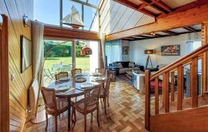 Χώρος καθιστικού στο 4 Bedroom Stunning Home In Gouesnach