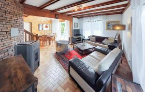 Χώρος καθιστικού στο 4 Bedroom Stunning Home In Gouesnach +23 φωτογραφίες