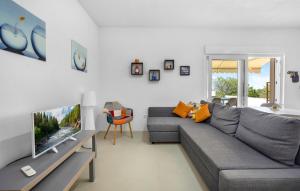 Χώρος καθιστικού στο 4 Bedroom Stunning Home In Jarebinjak
