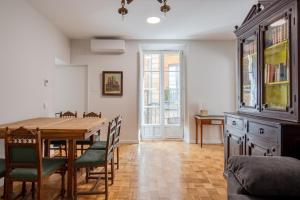 a dining room with a wooden table and chairs at Apartamento - Primis - CatedralHomes in Ávila