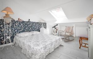 a bedroom with a bed with a blue and white blanket at 3 Bedroom Stunning Home In Talasani in Talasani +12 photos