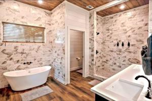 Koupelna v ubytování Shady Days Cabin Stylish 3BR Retreat with Hot Tub & Outdoor Kitchen - 5 Mins to Hochatown