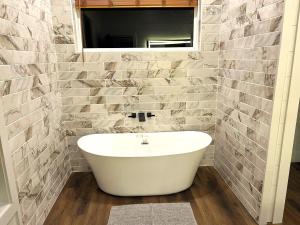 Koupelna v ubytování Shady Days Cabin Stylish 3BR Retreat with Hot Tub & Outdoor Kitchen - 5 Mins to Hochatown