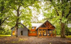 Zahrada ubytování Shady Days Cabin Stylish 3BR Retreat with Hot Tub & Outdoor Kitchen - 5 Mins to Hochatown