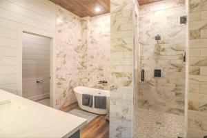 Koupelna v ubytování Shady Days Cabin Stylish 3BR Retreat with Hot Tub & Outdoor Kitchen - 5 Mins to Hochatown + 28 fotografií