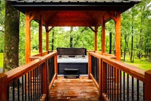 Zahrada ubytování Shady Days Cabin Stylish 3BR Retreat with Hot Tub & Outdoor Kitchen - 5 Mins to Hochatown