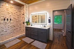 Koupelna v ubytování Shady Days Cabin Stylish 3BR Retreat with Hot Tub & Outdoor Kitchen - 5 Mins to Hochatown