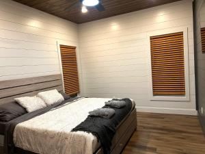 Postel nebo postele na pokoji v ubytování Shady Days Cabin Stylish 3BR Retreat with Hot Tub & Outdoor Kitchen - 5 Mins to Hochatown